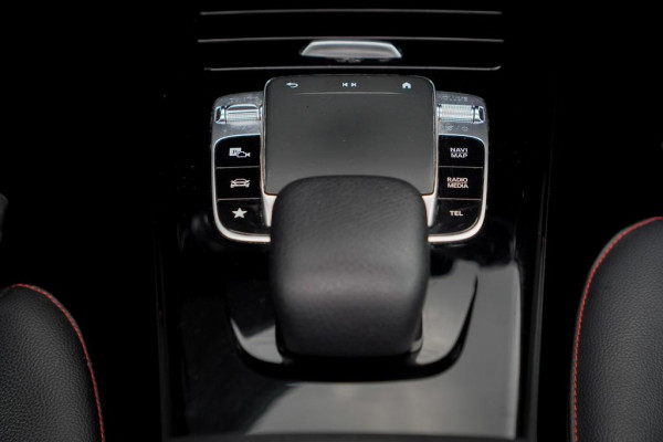 Mercedes-Benz A-Klasse 200 Business Solution AMG / Pano / Stoelverwarming