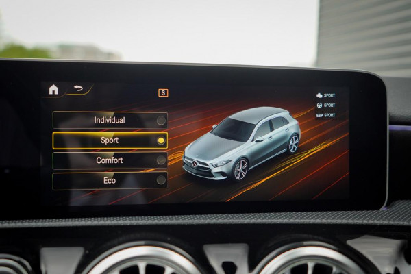 Mercedes-Benz A-Klasse 200 Business Solution AMG / Pano / Stoelverwarming