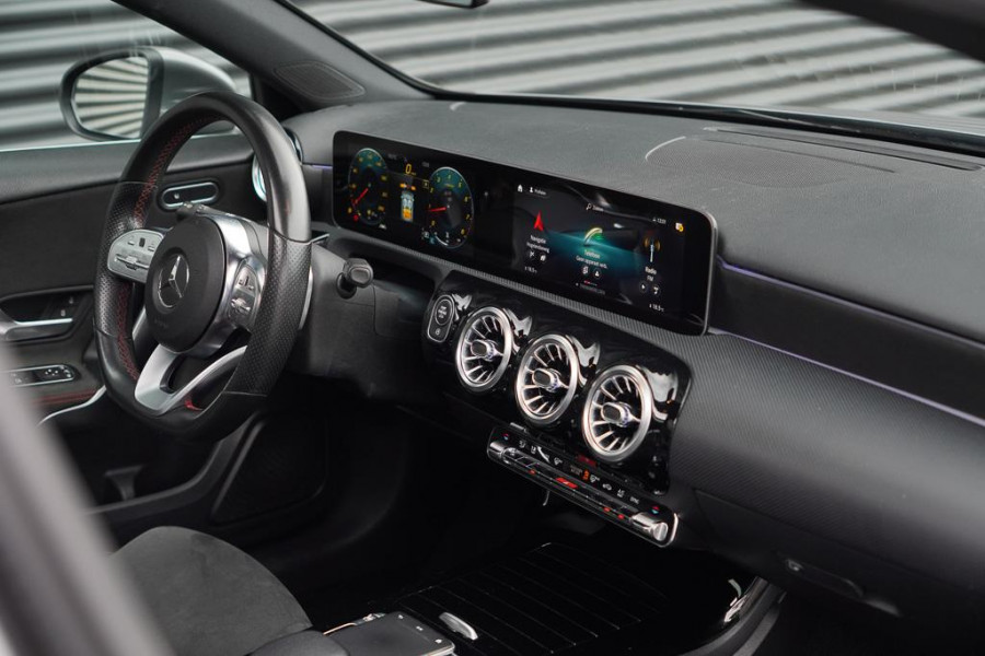 Mercedes-Benz A-Klasse 200 Business Solution AMG / Pano / Stoelverwarming