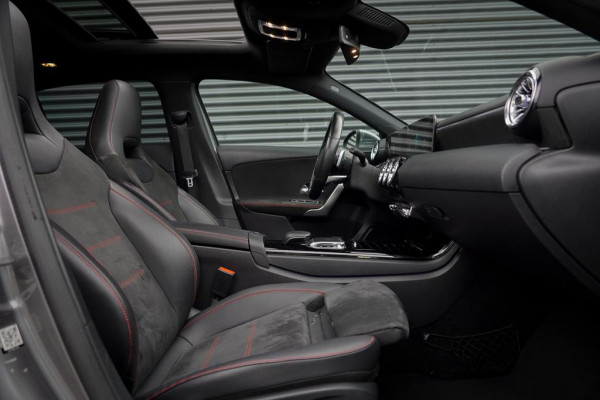 Mercedes-Benz A-Klasse 200 Business Solution AMG / Pano / Stoelverwarming