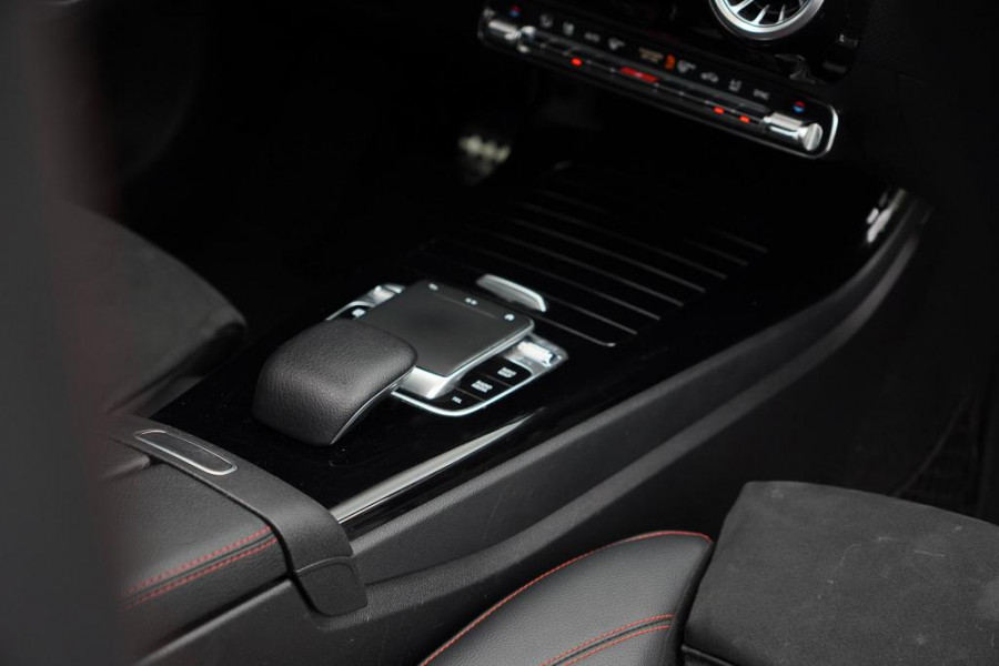 Mercedes-Benz A-Klasse 200 Business Solution AMG / Pano / Stoelverwarming