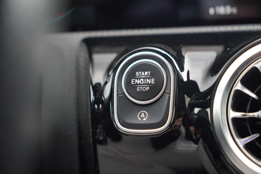 Mercedes-Benz A-Klasse 200 Business Solution AMG / Pano / Stoelverwarming