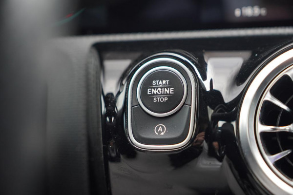 Mercedes-Benz A-Klasse 200 Business Solution AMG / Pano / Stoelverwarming