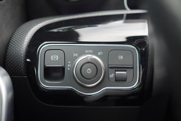 Mercedes-Benz A-Klasse 200 Business Solution AMG / Pano / Stoelverwarming