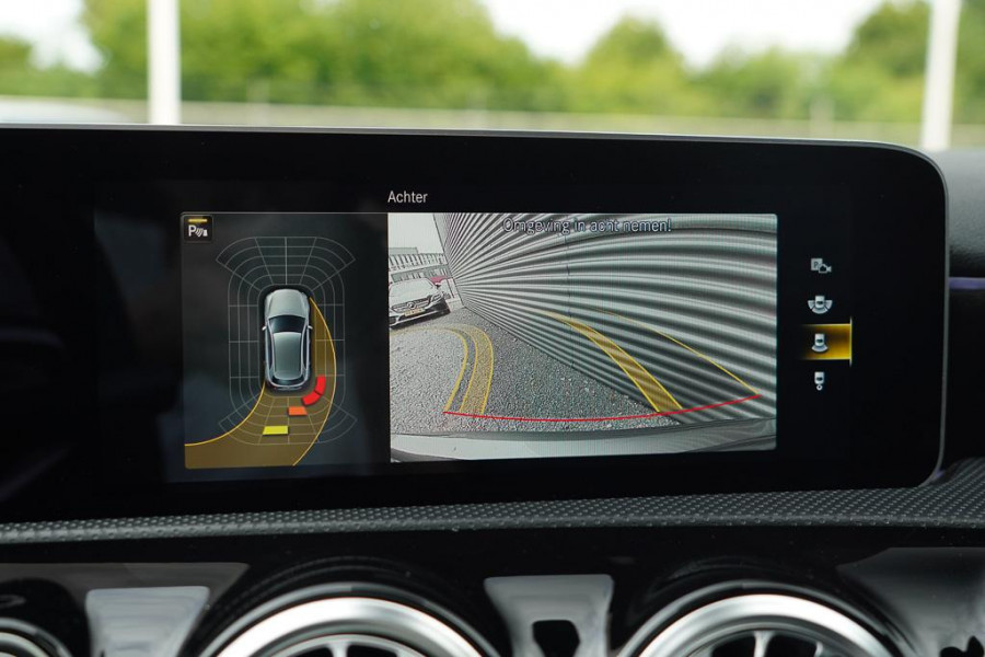 Mercedes-Benz A-Klasse 200 Business Solution AMG / Pano / Stoelverwarming