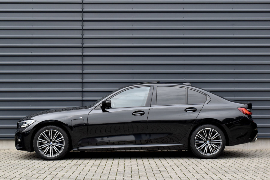 BMW 3 Serie 330e High Executive M Sport | Schuif/Kanteldak | ACC | Laser Light | Memory | Head-Up | Adaptief Onderstel |