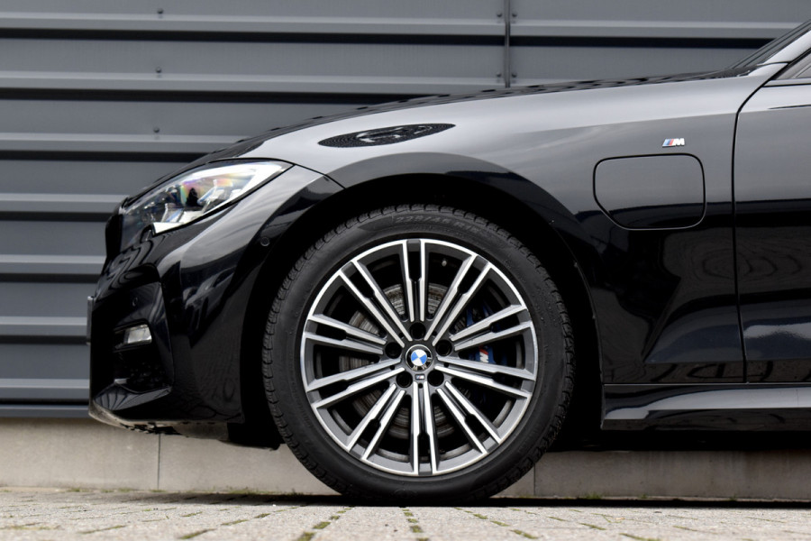 BMW 3 Serie 330e High Executive M Sport | Schuif/Kanteldak | ACC | Laser Light | Memory | Head-Up | Adaptief Onderstel |