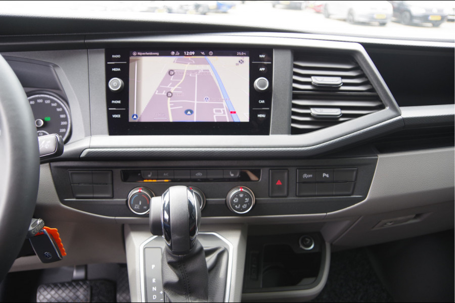 Volkswagen Transporter 2.0 TDI L2 30, 3-ZITS, 150PK AUT. LED, TREKHAAK, CAMERA, APPLE CARPLAY, STOELVERWARMING, STANDKACHEL, AIRCO