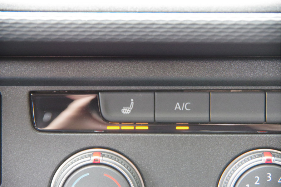 Volkswagen Transporter 2.0 TDI L2 30, 3-ZITS, 150PK AUT. LED, TREKHAAK, CAMERA, APPLE CARPLAY, STOELVERWARMING, STANDKACHEL, AIRCO