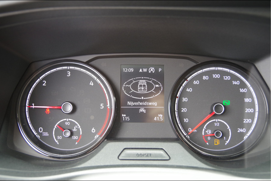Volkswagen Transporter 2.0 TDI L2 30, 3-ZITS, 150PK AUT. LED, TREKHAAK, CAMERA, APPLE CARPLAY, STOELVERWARMING, STANDKACHEL, AIRCO