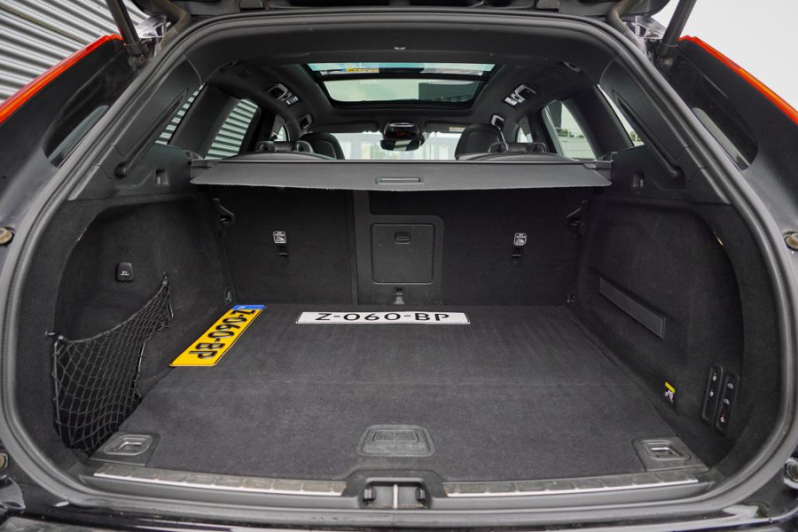 Volvo XC60 2.0 T8 Twin Engine AWD R-Design / Pano / Trekhaak / BowersWilkins / 21'' / Intellisafe