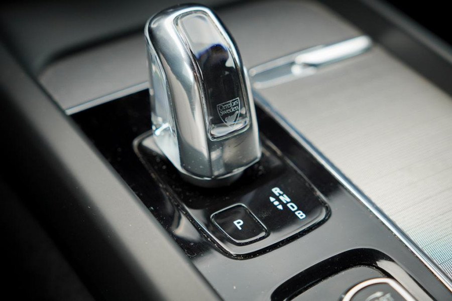 Volvo XC60 2.0 T8 Twin Engine AWD R-Design / Pano / Trekhaak / BowersWilkins / 21'' / Intellisafe