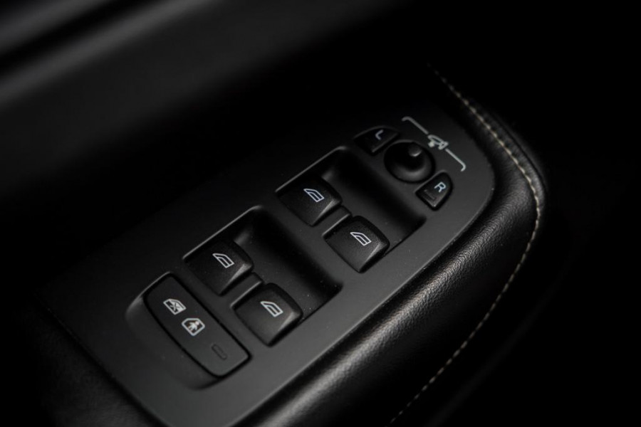 Volvo XC60 2.0 T8 Twin Engine AWD R-Design / Pano / Trekhaak / BowersWilkins / 21'' / Intellisafe