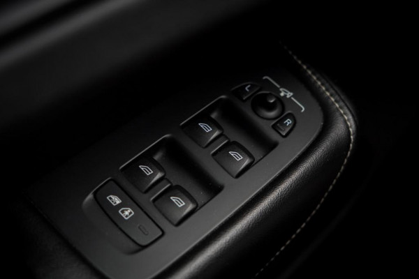 Volvo XC60 2.0 T8 Twin Engine AWD R-Design / Pano / Trekhaak / BowersWilkins / 21'' / Intellisafe