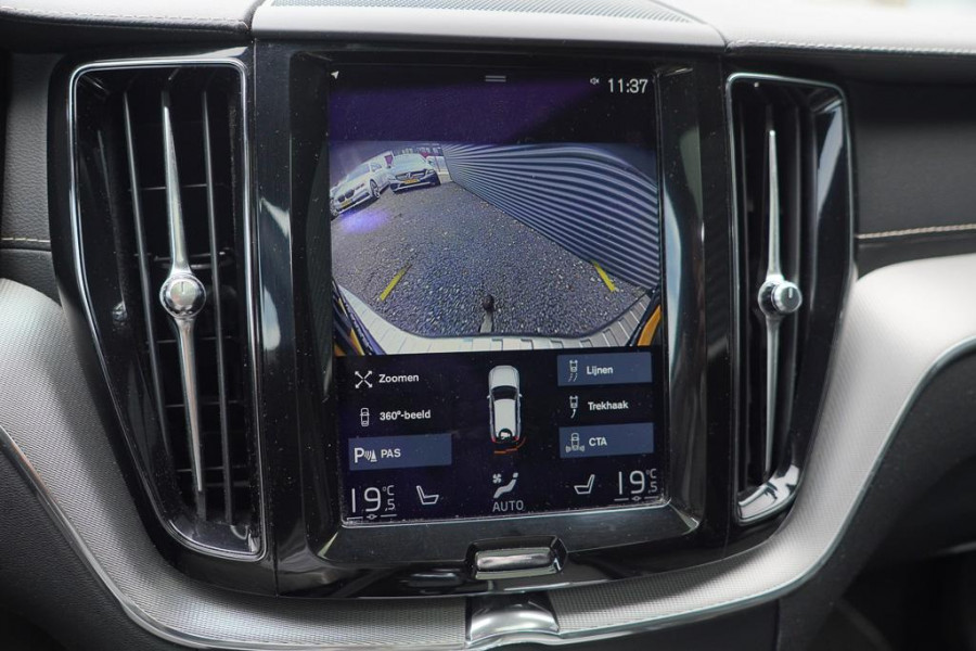 Volvo XC60 2.0 T8 Twin Engine AWD R-Design / Pano / Trekhaak / BowersWilkins / 21'' / Intellisafe