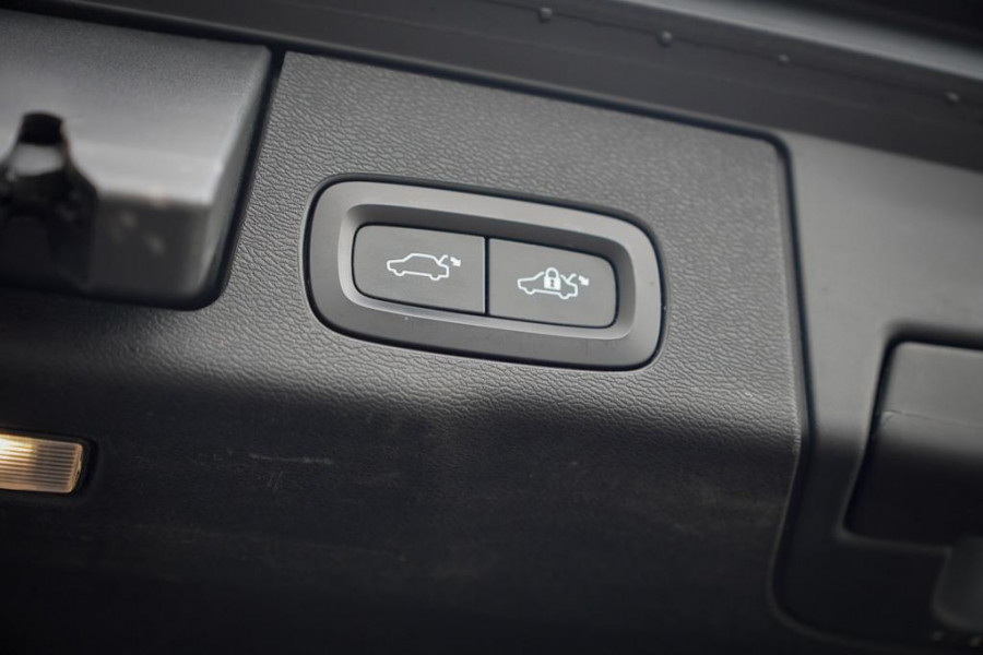 Volvo XC60 2.0 T8 Twin Engine AWD R-Design / Pano / Trekhaak / BowersWilkins / 21'' / Intellisafe