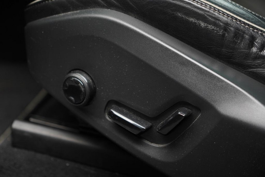 Volvo XC60 2.0 T8 Twin Engine AWD R-Design / Pano / Trekhaak / BowersWilkins / 21'' / Intellisafe