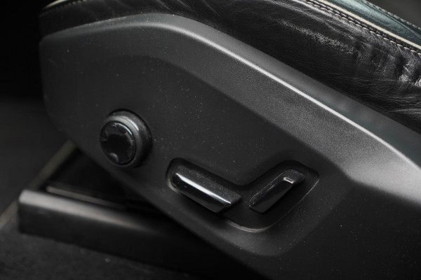 Volvo XC60 2.0 T8 Twin Engine AWD R-Design / Pano / Trekhaak / BowersWilkins / 21'' / Intellisafe
