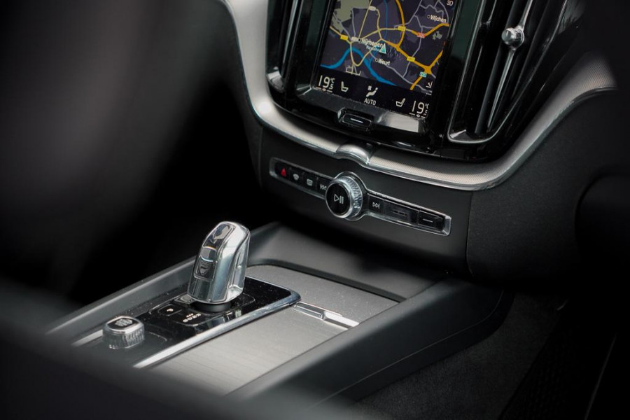 Volvo XC60 2.0 T8 Twin Engine AWD R-Design / Pano / Trekhaak / BowersWilkins / 21'' / Intellisafe
