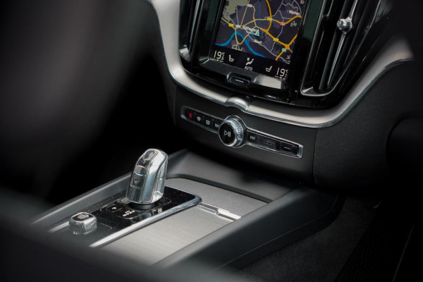Volvo XC60 2.0 T8 Twin Engine AWD R-Design / Pano / Trekhaak / BowersWilkins / 21'' / Intellisafe