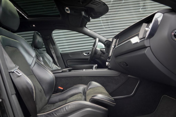 Volvo XC60 2.0 T8 Twin Engine AWD R-Design / Pano / Trekhaak / BowersWilkins / 21'' / Intellisafe