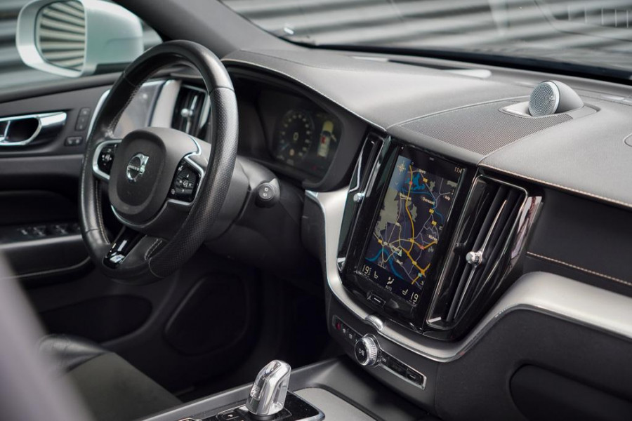Volvo XC60 2.0 T8 Twin Engine AWD R-Design / Pano / Trekhaak / BowersWilkins / 21'' / Intellisafe