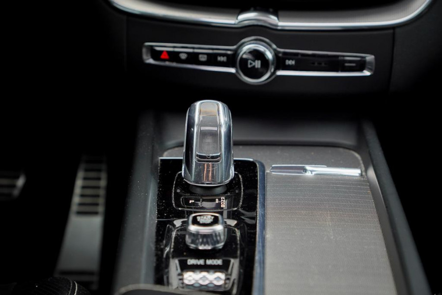 Volvo XC60 2.0 T8 Twin Engine AWD R-Design / Pano / Trekhaak / BowersWilkins / 21'' / Intellisafe