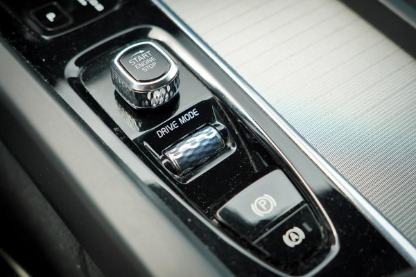 Volvo XC60 2.0 T8 Twin Engine AWD R-Design / Pano / Trekhaak / BowersWilkins / 21'' / Intellisafe