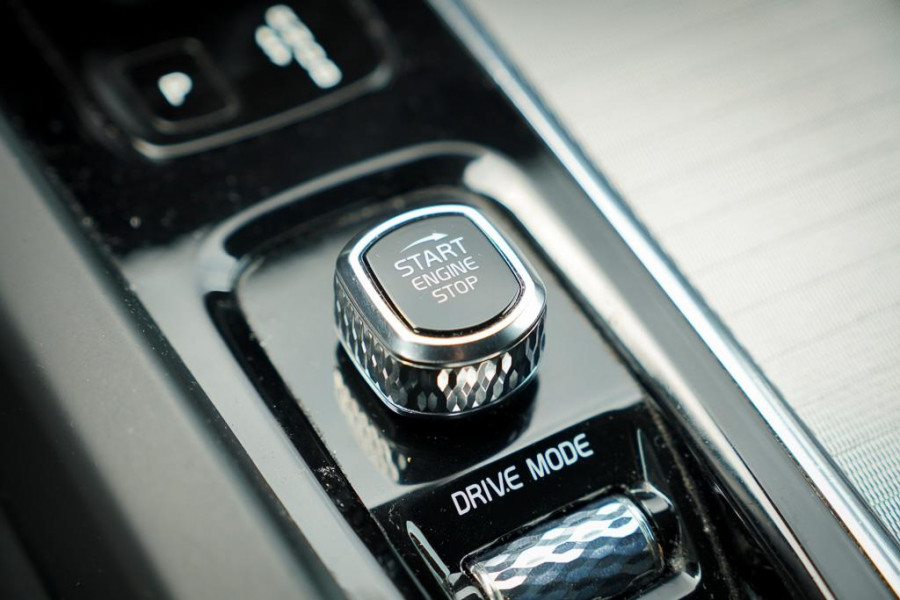 Volvo XC60 2.0 T8 Twin Engine AWD R-Design / Pano / Trekhaak / BowersWilkins / 21'' / Intellisafe