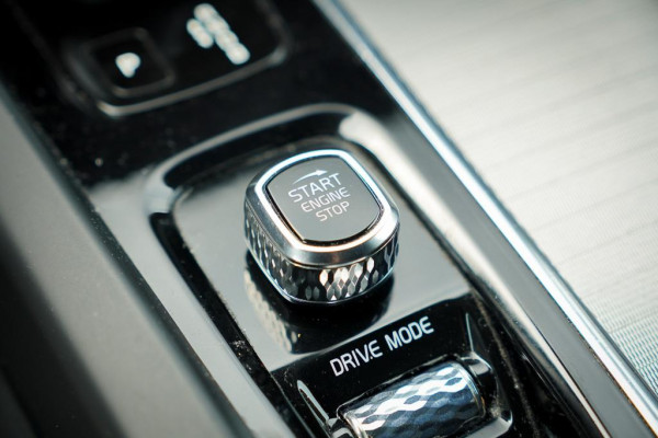 Volvo XC60 2.0 T8 Twin Engine AWD R-Design / Pano / Trekhaak / BowersWilkins / 21'' / Intellisafe