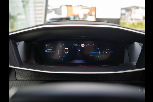 Peugeot 2008 1.2 Hybrid 136 GT / Pano / CarPlay / Adaptive cruise / Keyless / 360