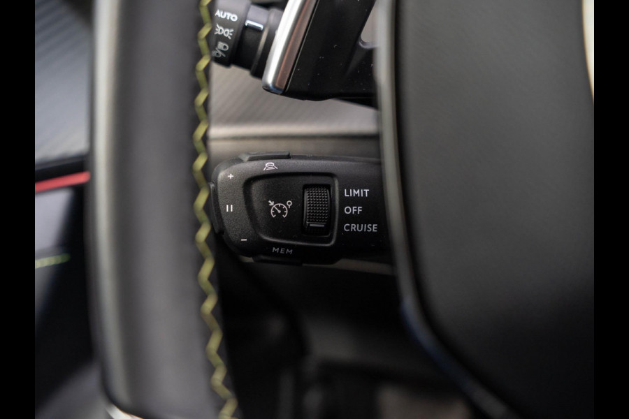 Peugeot 2008 1.2 Hybrid 136 GT / Pano / CarPlay / Adaptive cruise / Keyless / 360
