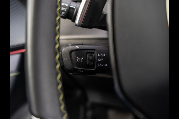 Peugeot 2008 1.2 Hybrid 136 GT / Pano / CarPlay / Adaptive cruise / Keyless / 360