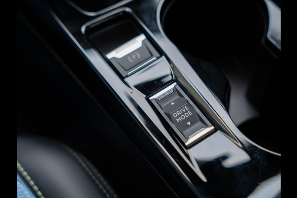 Peugeot 2008 1.2 Hybrid 136 GT / Pano / CarPlay / Adaptive cruise / Keyless / 360