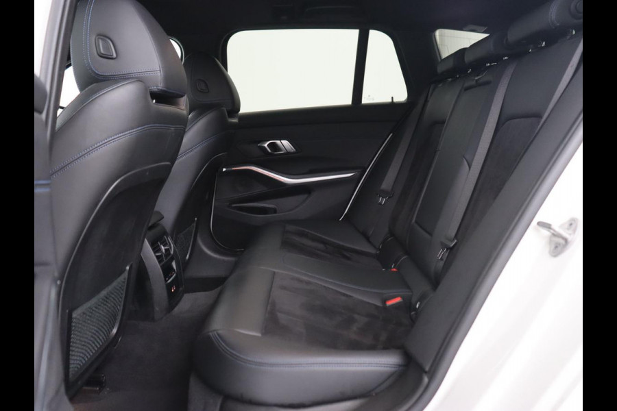BMW 3-serie 320e M Sport | Head-Up | LaserLight | Stoelverwarming | Adaptive cruise | Sfeerverlichting | Carplay | Sportstoelen