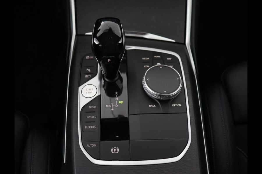 BMW 3-serie 320e M Sport | Head-Up | LaserLight | Stoelverwarming | Adaptive cruise | Sfeerverlichting | Carplay | Sportstoelen