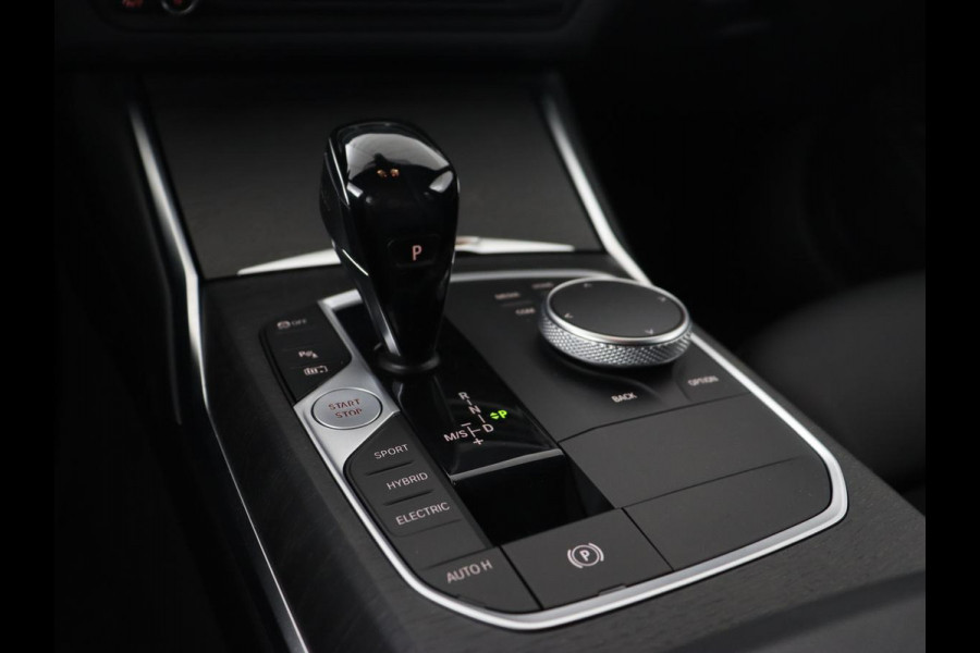 BMW 3-serie 320e M Sport | Head-Up | LaserLight | Stoelverwarming | Adaptive cruise | Sfeerverlichting | Carplay | Sportstoelen