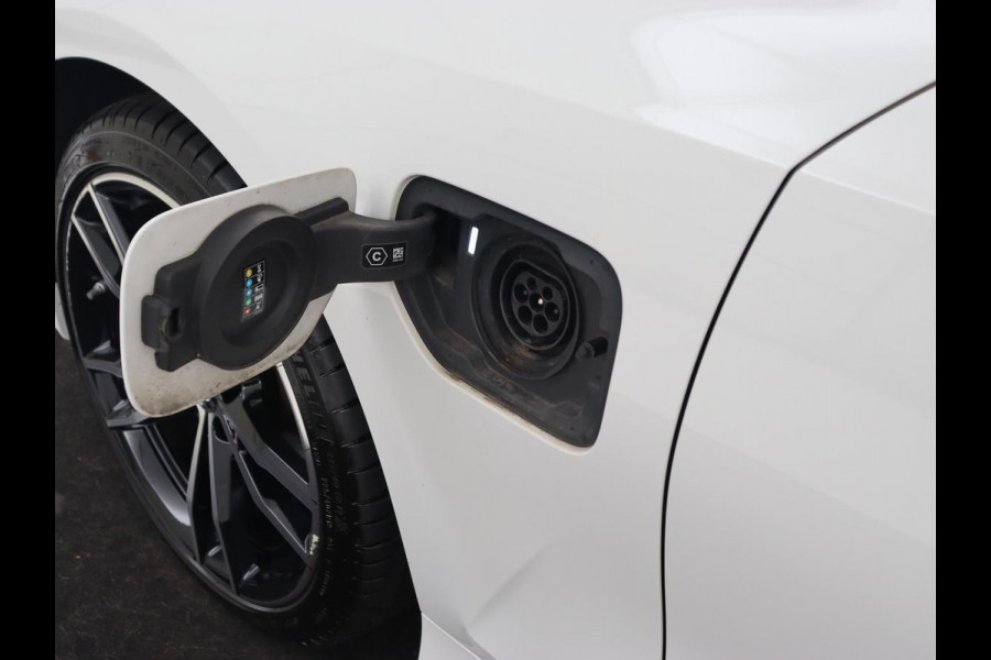 BMW 3-serie 320e M Sport | Head-Up | LaserLight | Stoelverwarming | Adaptive cruise | Sfeerverlichting | Carplay | Sportstoelen