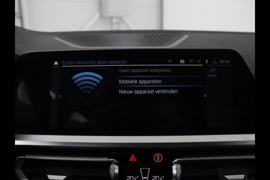 BMW 3-serie 320e M Sport | Head-Up | LaserLight | Stoelverwarming | Adaptive cruise | Sfeerverlichting | Carplay | Sportstoelen