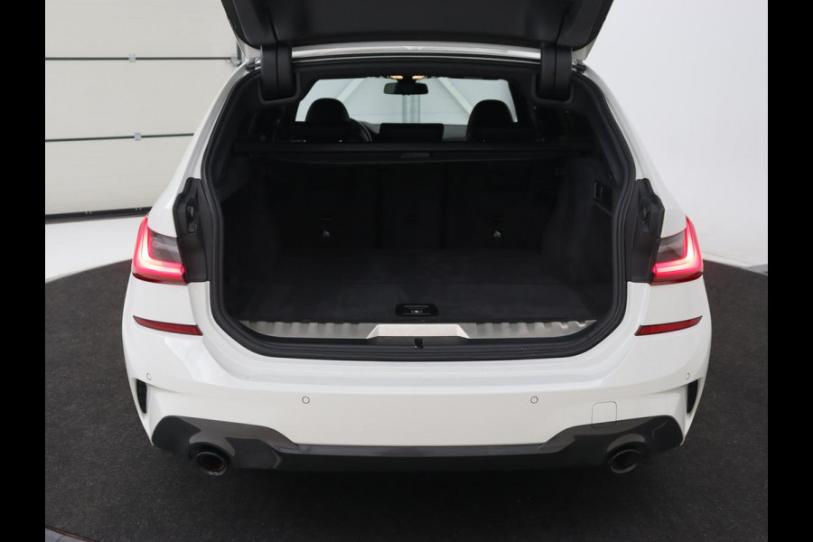 BMW 3-serie 320e M Sport | Head-Up | LaserLight | Stoelverwarming | Adaptive cruise | Sfeerverlichting | Carplay | Sportstoelen