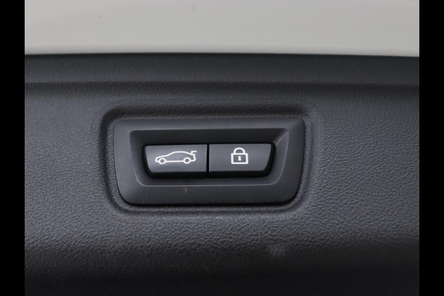 BMW 3-serie 320e M Sport | Head-Up | LaserLight | Stoelverwarming | Adaptive cruise | Sfeerverlichting | Carplay | Sportstoelen