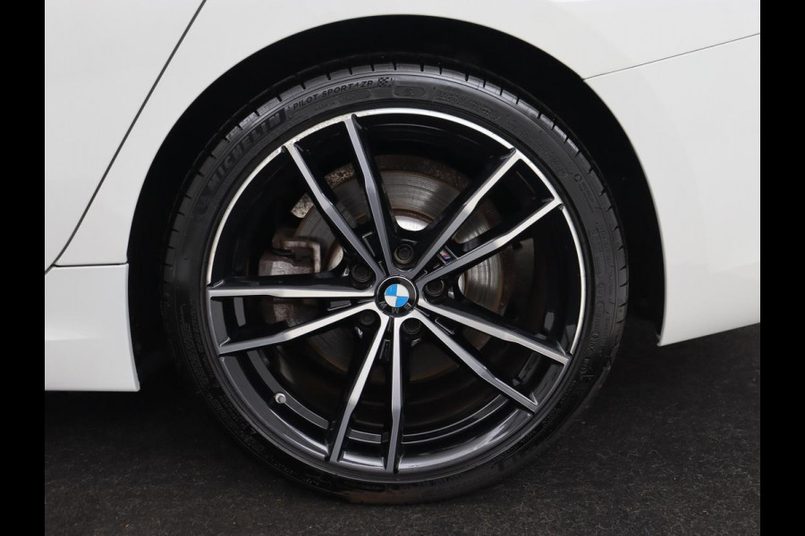 BMW 3-serie 320e M Sport | Head-Up | LaserLight | Stoelverwarming | Adaptive cruise | Sfeerverlichting | Carplay | Sportstoelen