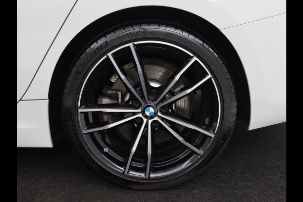 BMW 3-serie 320e M Sport | Head-Up | LaserLight | Stoelverwarming | Adaptive cruise | Sfeerverlichting | Carplay | Sportstoelen