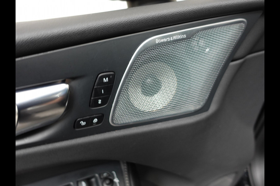 Volvo XC60 2.0 T6 398pk Plug-in hybrid AWD Ultimate Dark | DEMO ! | Bowers &Wilkins Premium Sound system | Navigatie Google | Panorama dak | Camera | Extra Getint glas | Stoelen met massage functie