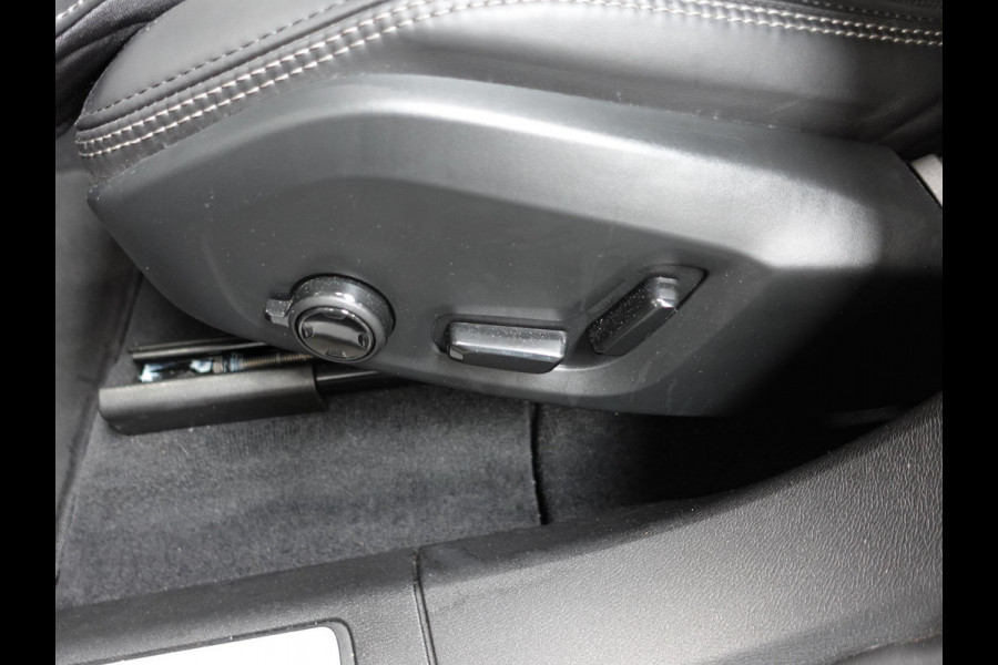 Volvo XC60 2.0 T6 398pk Plug-in hybrid AWD Ultimate Dark | DEMO ! | Bowers &Wilkins Premium Sound system | Navigatie Google | Panorama dak | Camera | Extra Getint glas | Stoelen met massage functie