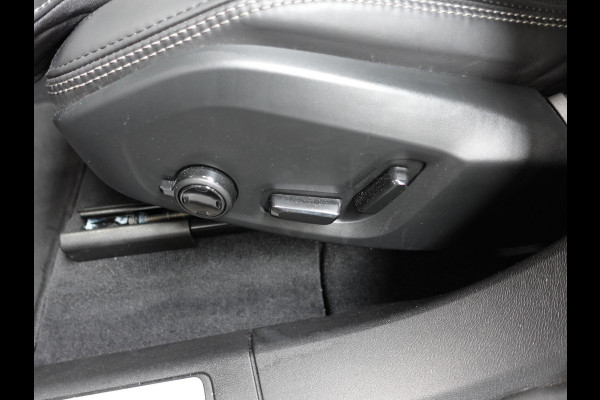 Volvo XC60 2.0 T6 398pk Plug-in hybrid AWD Ultimate Dark | DEMO ! | Bowers &Wilkins Premium Sound system | Navigatie Google | Panorama dak | Camera | Extra Getint glas | Stoelen met massage functie