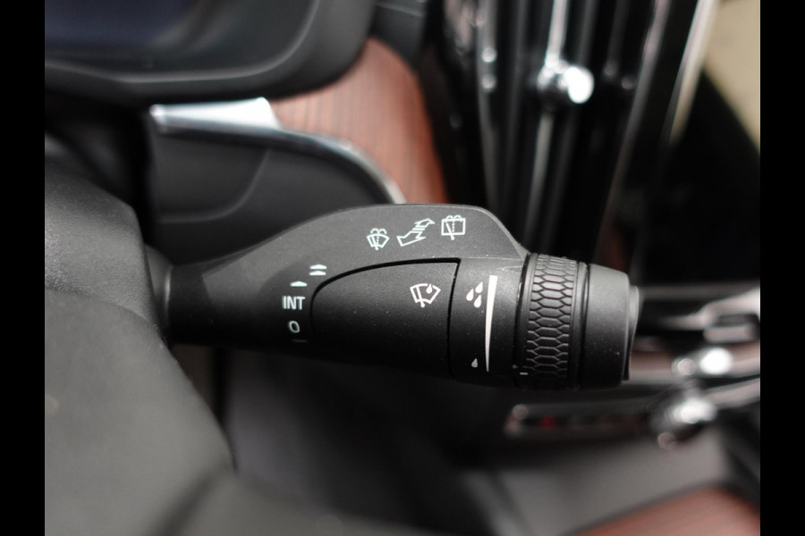 Volvo XC60 2.0 T6 398pk Plug-in hybrid AWD Ultimate Dark | DEMO ! | Bowers &Wilkins Premium Sound system | Navigatie Google | Panorama dak | Camera | Extra Getint glas | Stoelen met massage functie