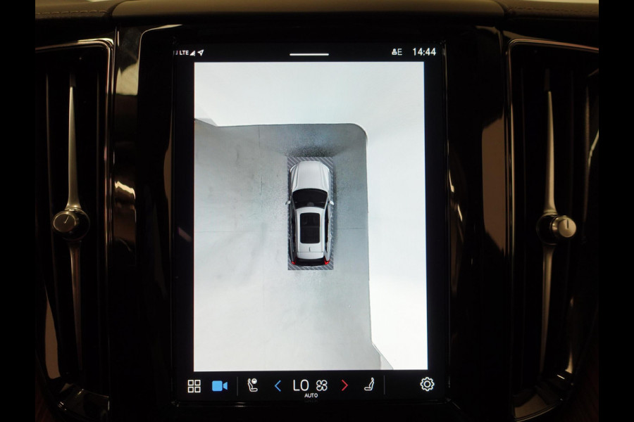 Volvo XC60 2.0 T6 398pk Plug-in hybrid AWD Ultimate Dark | DEMO ! | Bowers &Wilkins Premium Sound system | Navigatie Google | Panorama dak | Camera | Extra Getint glas | Stoelen met massage functie