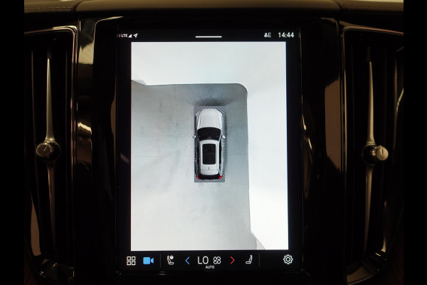 Volvo XC60 2.0 T6 398pk Plug-in hybrid AWD Ultimate Dark | DEMO ! | Bowers &Wilkins Premium Sound system | Navigatie Google | Panorama dak | Camera | Extra Getint glas | Stoelen met massage functie