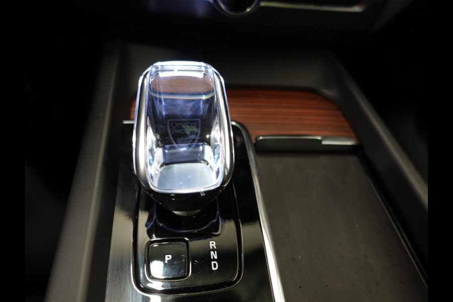 Volvo XC60 2.0 T6 398pk Plug-in hybrid AWD Ultimate Dark | DEMO ! | Bowers &Wilkins Premium Sound system | Navigatie Google | Panorama dak | Camera | Extra Getint glas | Stoelen met massage functie